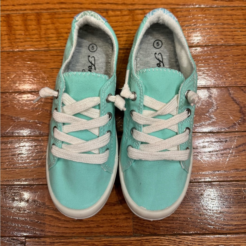 NWOT Forever Comfort shoes size 5